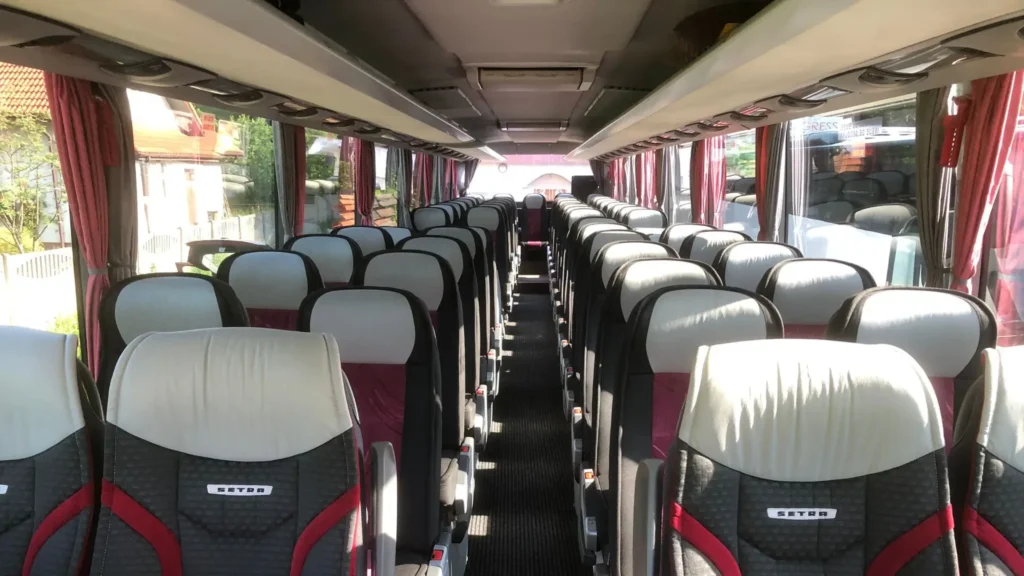 Realizacja wyczyszczonego autobusu wraz z wypranymi fotelami autobusowymi - czerwone fotele