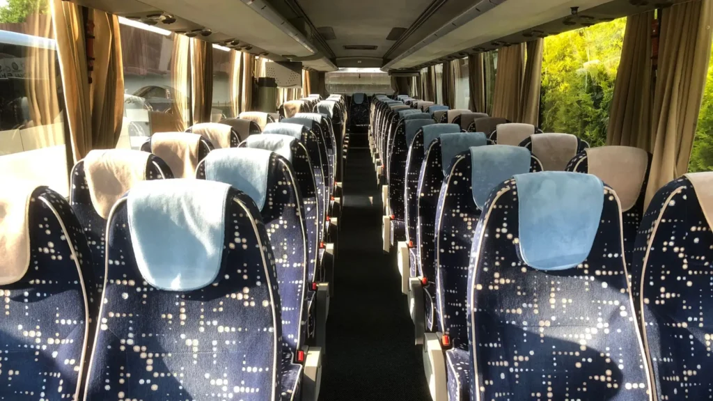 Realizacja wyczyszczonego autobusu wraz z wypranymi fotelami autobusowymi - niebieskie fotele