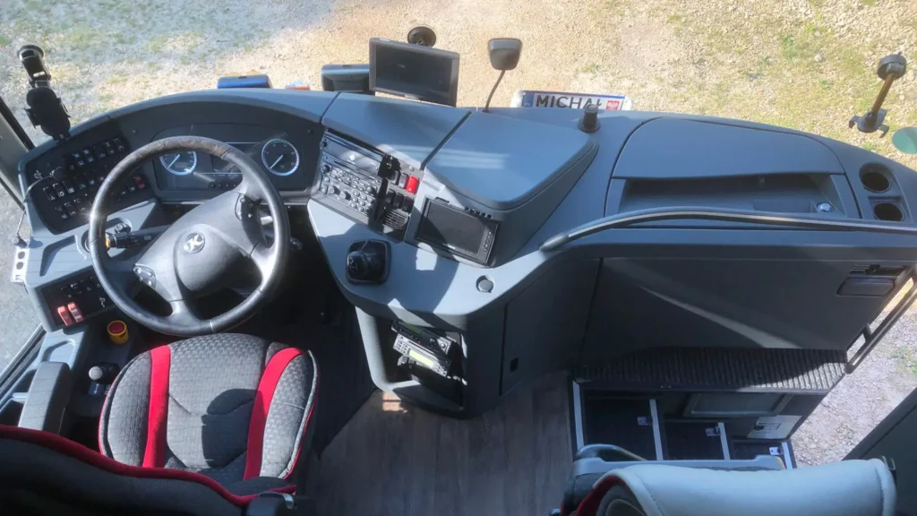 Realizacja wyczyszczonego tira, ciągnika siodłowego wraz z wypranymi fotelami i kabiną